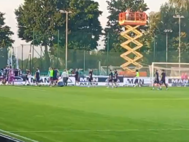 Mecz w Niepołomicach przerwany. Kuriozalny powód. Piłkarze odesłani do szatni [WIDEO]