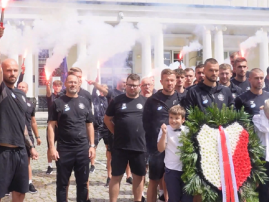 Piękny gest piłkarzy Polonii. Uczcili pamięć o powstańcach! [WIDEO]