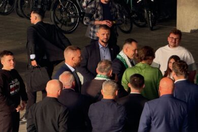 Ależ gość na meczu Lechia – Motor! Karol Nawrocki wspiera swój klub! [WIDEO]