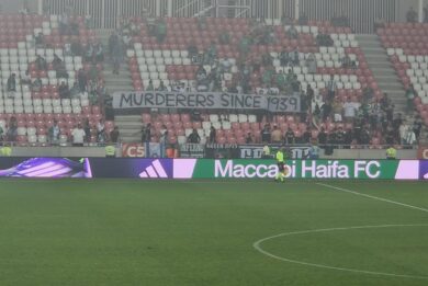 Izraelscy kibice oskarżają Polaków o Holocaust. Skandaliczny transparent