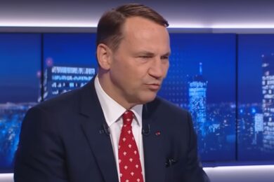 Sikorski przerwał milczenie! “Dyplomacja to nie kibolska ustawka”
