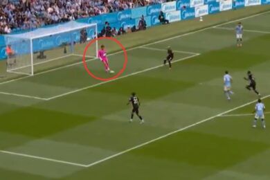 Co zrobił bramkarz Manchesteru City?! Ależ kiks! [WIDEO]