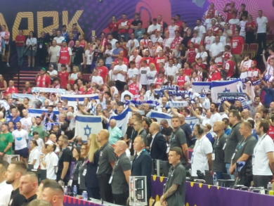 Hymn Izraela potężnie wygwizdany! A na trybunach flagi Palestyny [WIDEO]