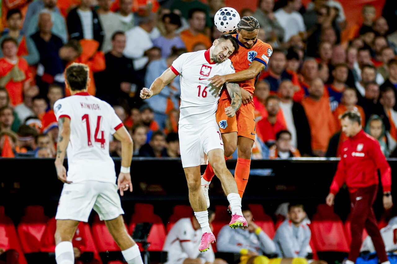 Paweł Wszołek walczy o piłkę z Xavim Simonsem w meczu Holandia - Polska (1:1)