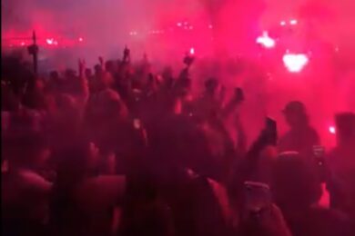 Paryżanie szaleją! Sceny po zakończeniu gali Złotej Piłki [WIDEO]