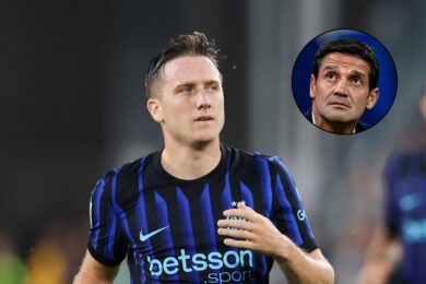 Zieliński przyspawany do ławki. Chivu… komplementuje Polaka