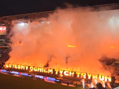 Efektowna oprawa kibiców Górnika Zabrze! “Jesteśmy ogniem tych trybun” [WIDEO]