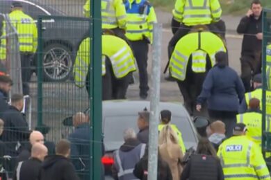 Kuriozalna sytuacja w Szkocji! Trener eskortowany przez policję [WIDEO]