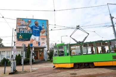 „Majstra” dla Kolejorza! Kibice, Klub, Superbet i MPK Poznań upamiętniają Majstra dla Kolejorza!