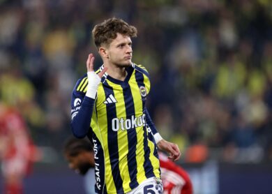 Kibice Fenerbahce wygwizdali Szymańskiego. Odwet za pudło [WIDEO]