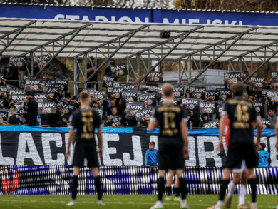 Skandaliczny transparent na meczu Hutnik – Wisła! Sceny w derbach Krakowa [WIDEO]