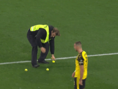 Mecz przerwany z powodu… piłeczek tenisowych! Protest w Bundeslidze [WIDEO]