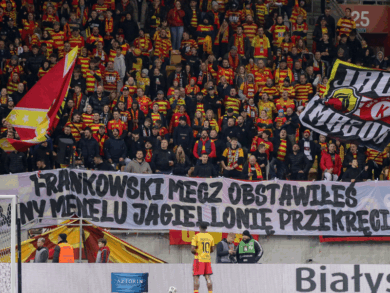 Raczkowski przerwał mecz, bo nie spodobał mu się transparent! „Pachnie podwójnymi standardami”