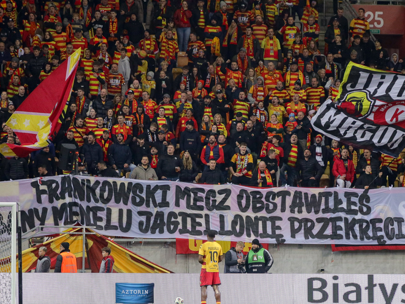 Raczkowski przerwał mecz, bo nie spodobał mu się transparent! „Pachnie podwójnymi standardami”
