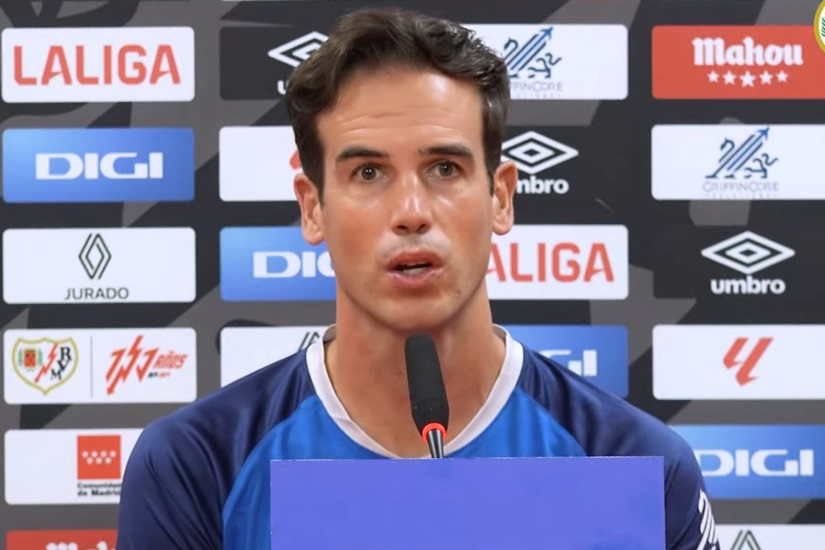 Inigo Perez, trener Rayo Vallecano, podczas konferencji prasowej