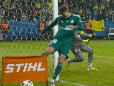 Kosztował trzy miliony, marnuje sytuację za sytuacją. Niewiarygodne pudło [WIDEO]