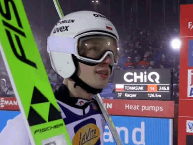 Tomasiak był piąty na półmetku. Spadł do drugiej dziesiątki w Klingenthal [WIDEO]