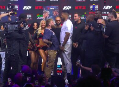 Joshua stanął oko w oko z Paulem na ceremonii ważenia. Ależ dysproporcja! [WIDEO]