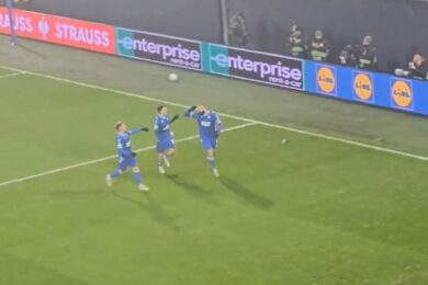 Czescy kibice nie wytrzymali po golu Lecha. Obrzucili Ishaka śmieciami [WIDEO]