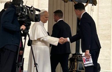 Duński poseł dał papieżowi klubowy szalik. Poprosił o błogosławieństwo