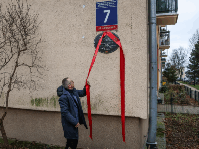 Były selekcjoner reprezentacji Polski upamiętniony. Tablicę odsłonił sam „Bobo” Kaczmarek
