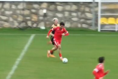 Niewiarygodny gol gwiazdy Widzewa. Lob z połowy boiska [WIDEO]